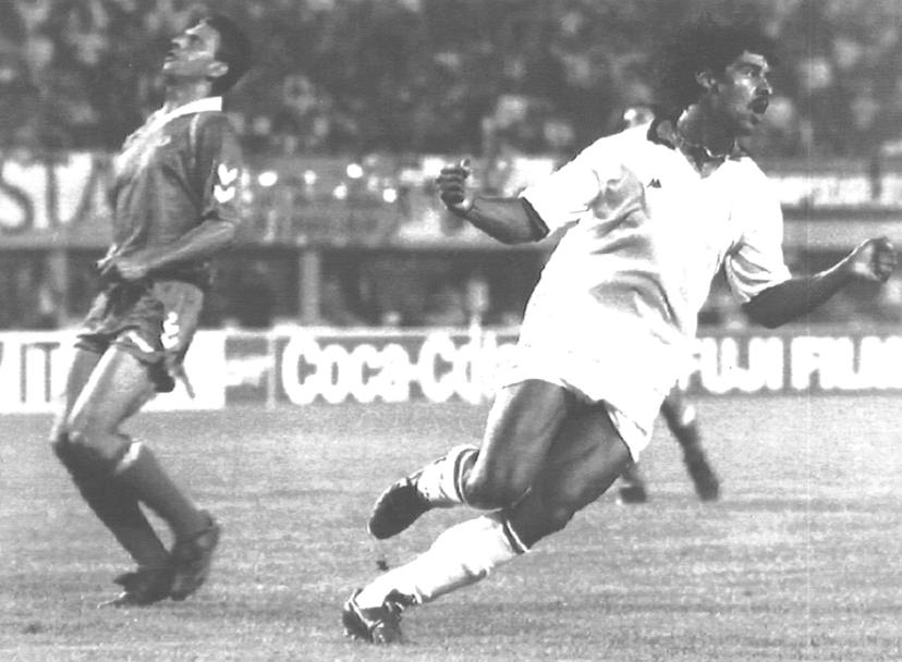 Vienna 23 maggio 1990.Gli olandesi sono ormai diventati tre. Ecco il gol di Rijkaard che permette al Milan di battere il Benfica nella finale di Coppa dei Campioni (Ansa).